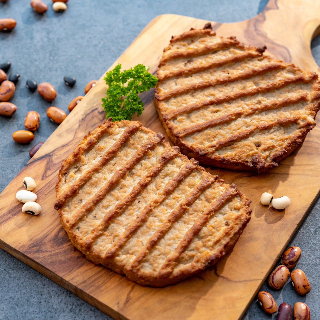 steak végétal : 2 steaks végétaux posés sur une planche en bois